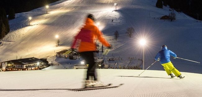 skiers at night soll.jpg