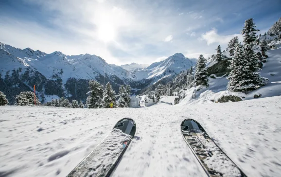 Skiing in Nendaz Switzerland CREDT Etienne Bornet