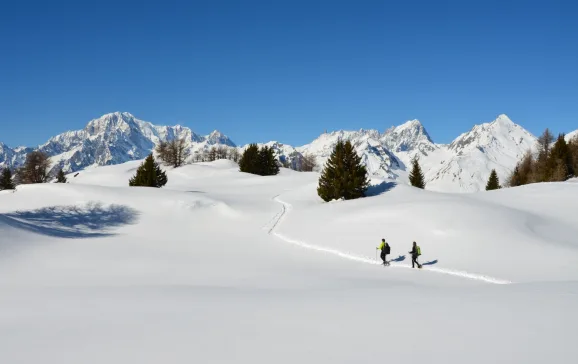 valle daosta racchette da neve e monte bianco credit marco gabbin