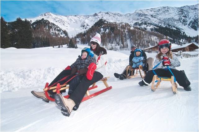 family_tobogganing_tirol