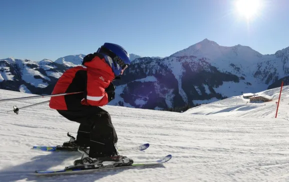 1553 child skiing in alpbach c alpbachtal seenland tourismus