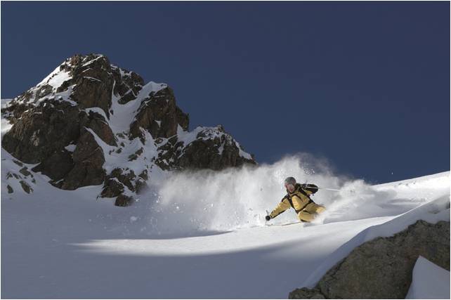 skier_in_powder_field_tirol