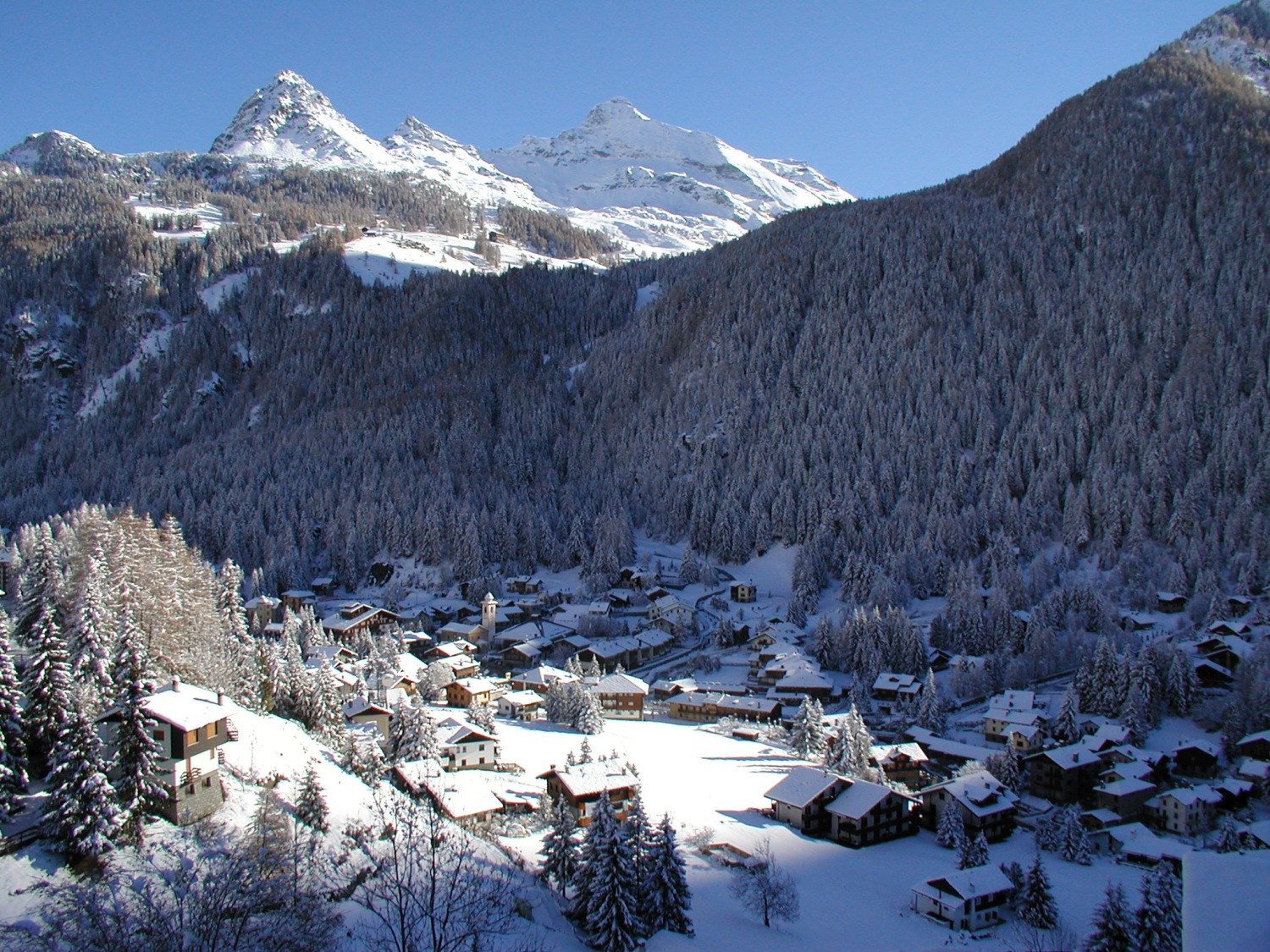 champoluc-ski-resort-aosta-valley-italy