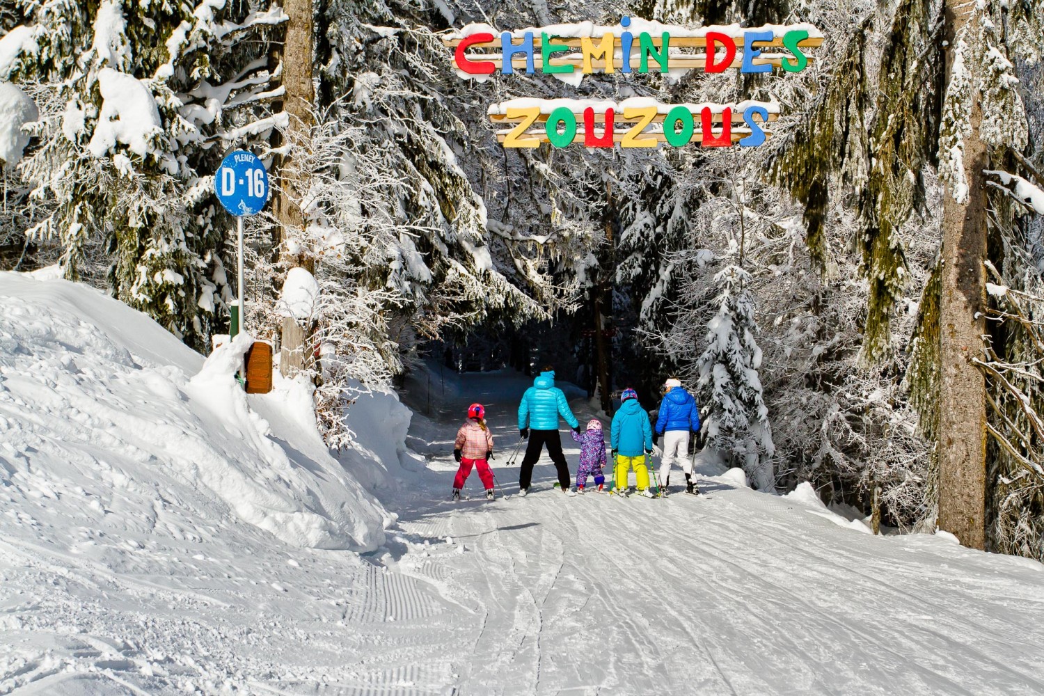 Family skiers entering Chemin des ZousZous attraction