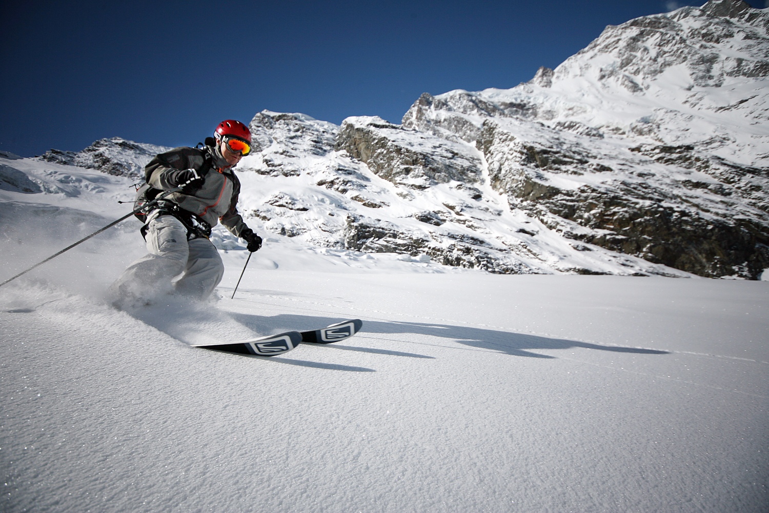 Skier freeriding down mountain: Gressoney, Valle d'Aosta