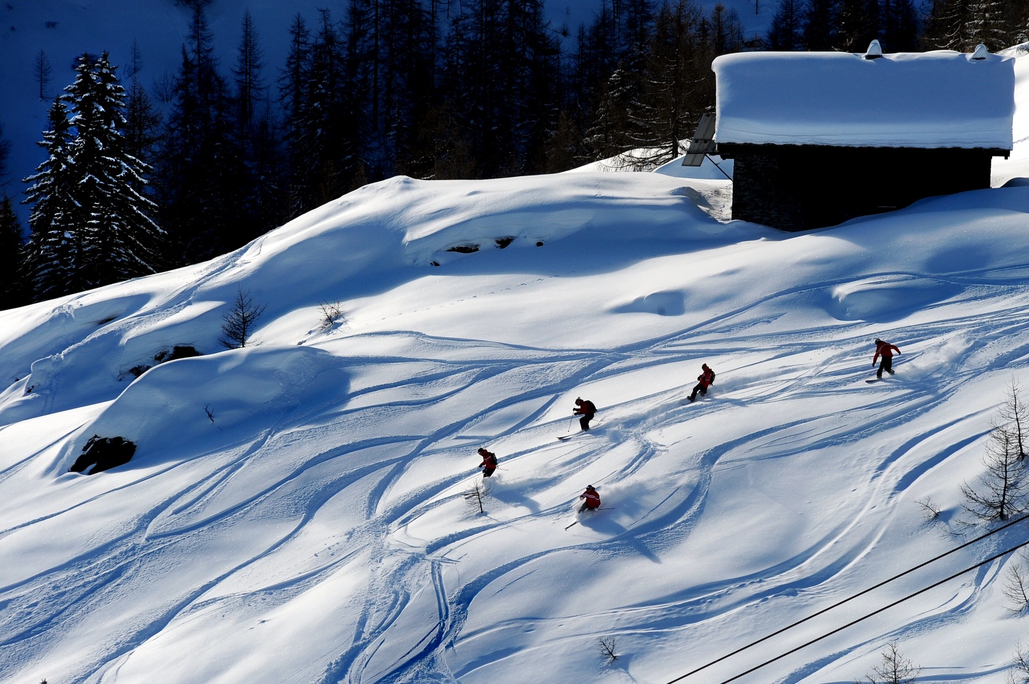 Skiers making tracks down ski slope: La Thuile, Valle d'Aosta