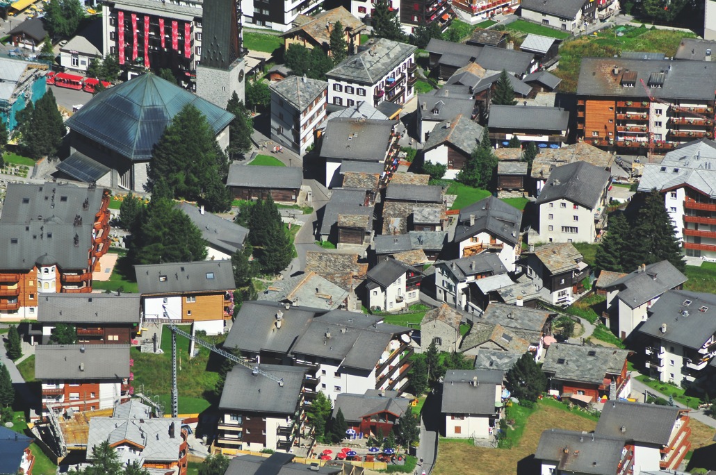 Saas Fee has strict building regulations and is also car-free Greenskiing3_Saas-Fee