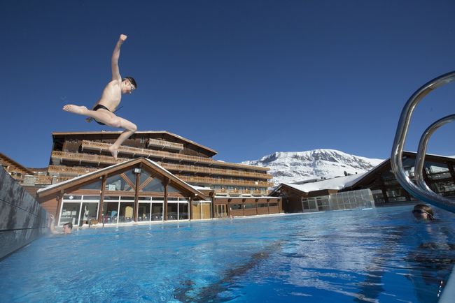 Heading to the pool in Alpe d'Huez © OT.jpg