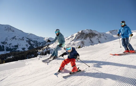 HEADER Family skiing down slopes Skicircus update CREDIT Skicircus Saalbach Hinterglemm Leogang Fieberbrunn 7008x4672 1