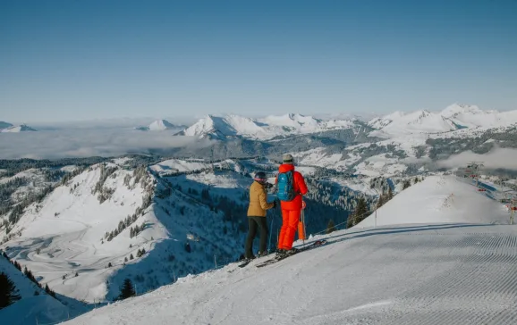 Skiers at top of slope looking out over mountains Morzine CREDIT Morzine VTL Photography 25