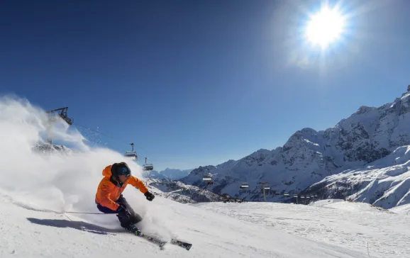 VALLE DAOSTA Sciatore Cervinia CREDIT Enrico Romanzi