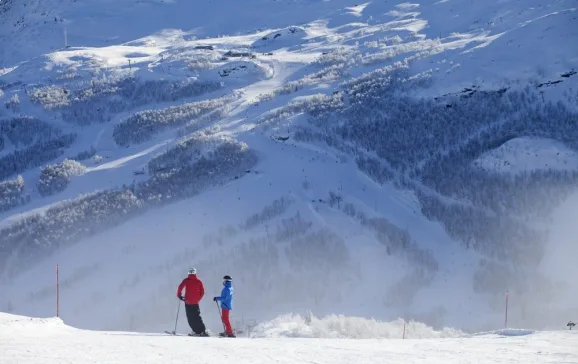 hemsedal skiers on piste