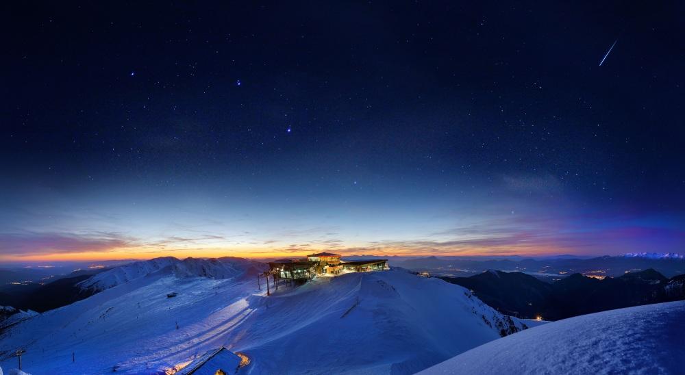 Jasna_hotel_at_mountain_top_dusk.jpg