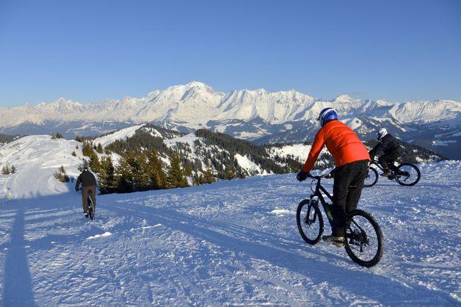 Mountain biking on snow at La Giettaz en Aravis, Les Portes du Mont Blanc ski resort ©David MACHET.jpg
