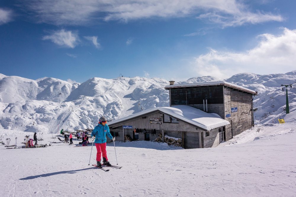 Skiing by Vogel’s Orlove Glave eaterie_web.jpg