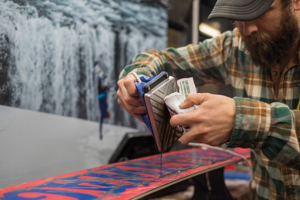 Simple Ways to Remove Old Wax from a Snowboard: 14 Steps