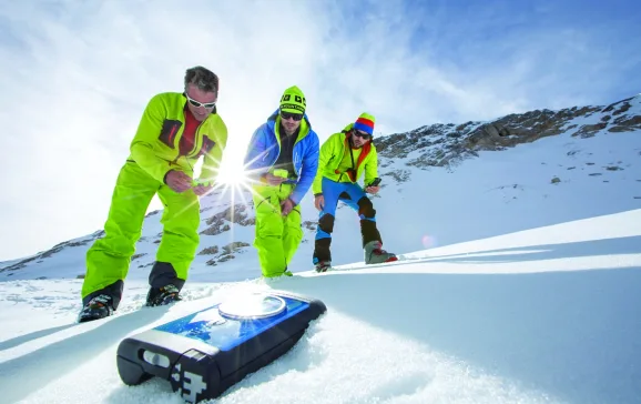 Avalanche beacon rescue practice 2 CREDIT Hansi Heckmair