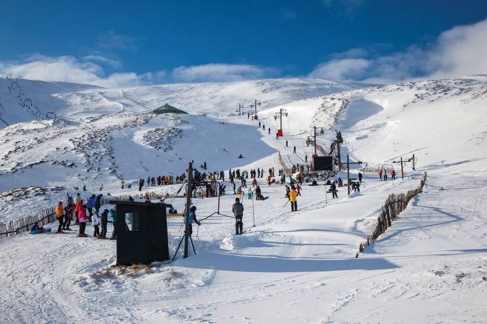 Scotland_Aviemore_ski_area_Glenshee_Skiers.jpg