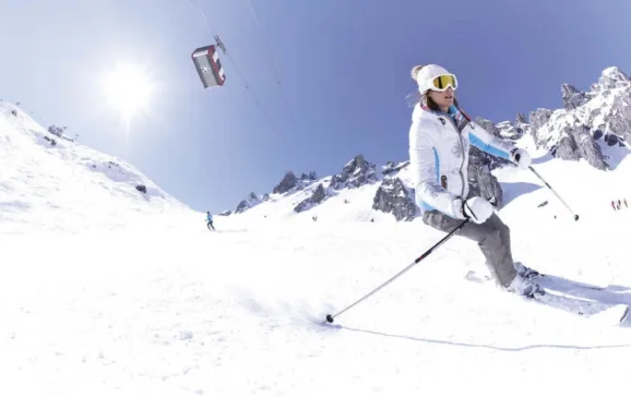 2517 ski woman credit david andreu