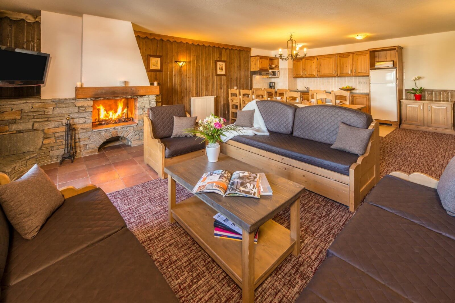 Living room and kitchen with open fire - Chalet Altitude Apartments - Les Arcs, France