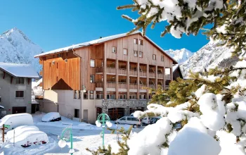 01 lesdeuxalpes centre winter