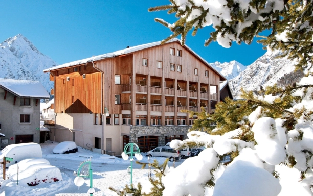 01 lesdeuxalpes centre winter