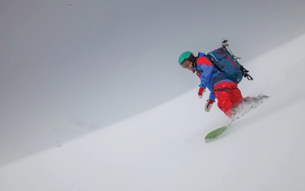 pete coombs riding powder in iceland