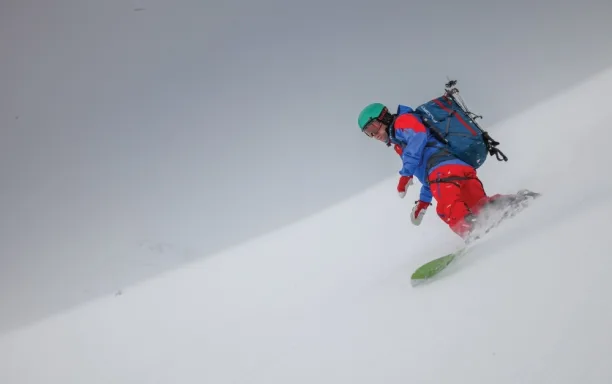 pete coombs riding powder in iceland